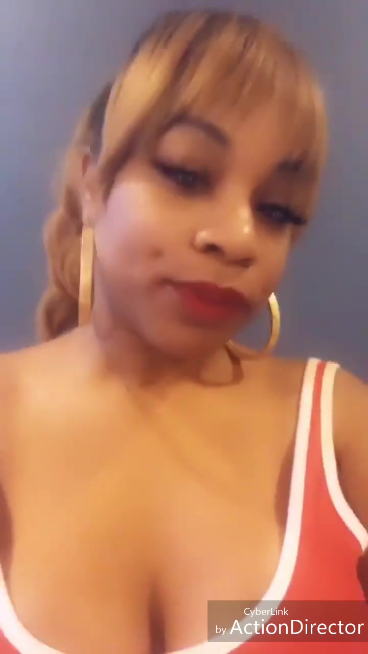 Young ebony ig cleavage show 2